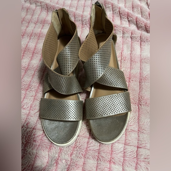 Shoes - Ladies sz 10 sandals